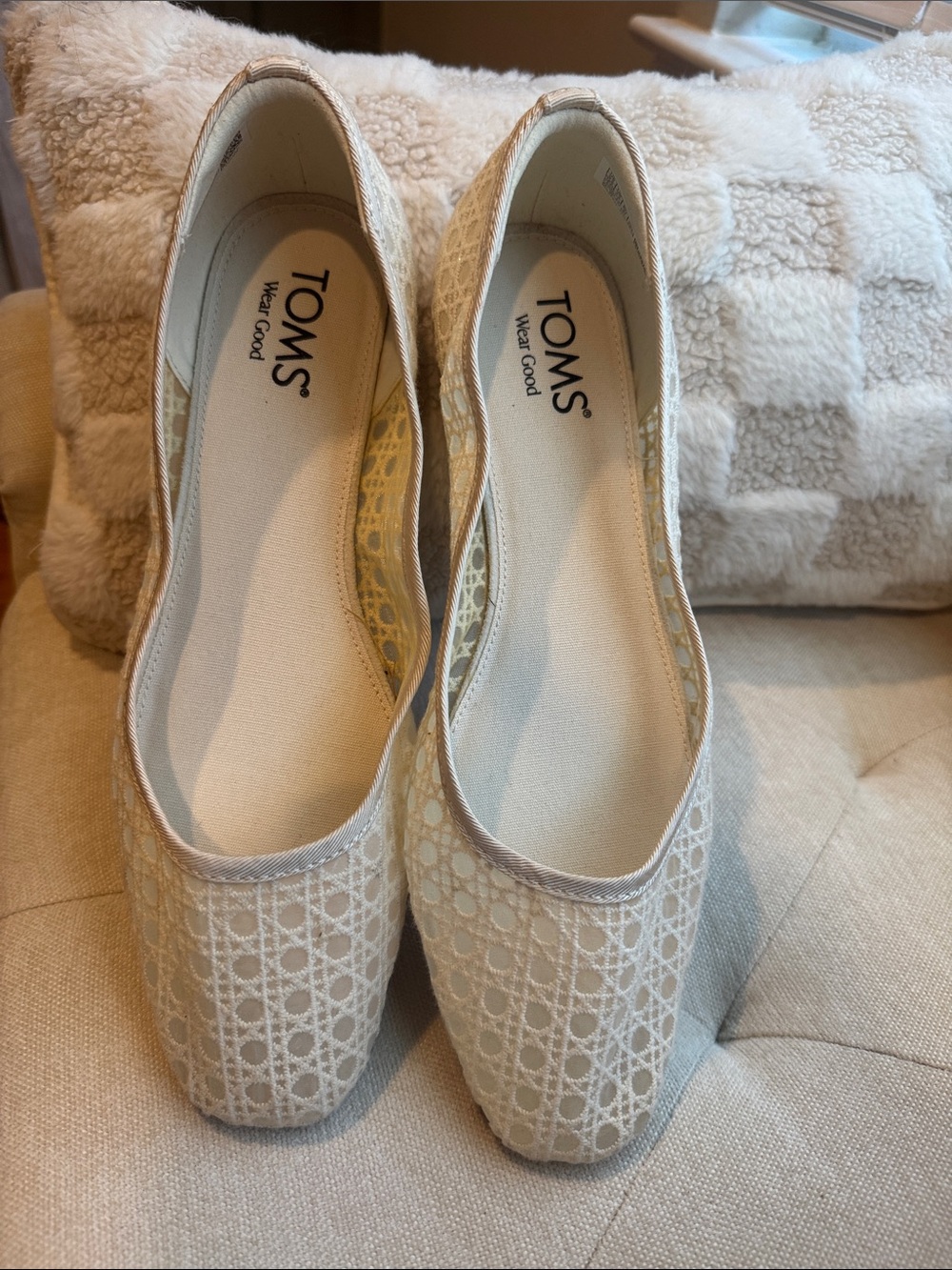 TOMS - Picture 3 of 10